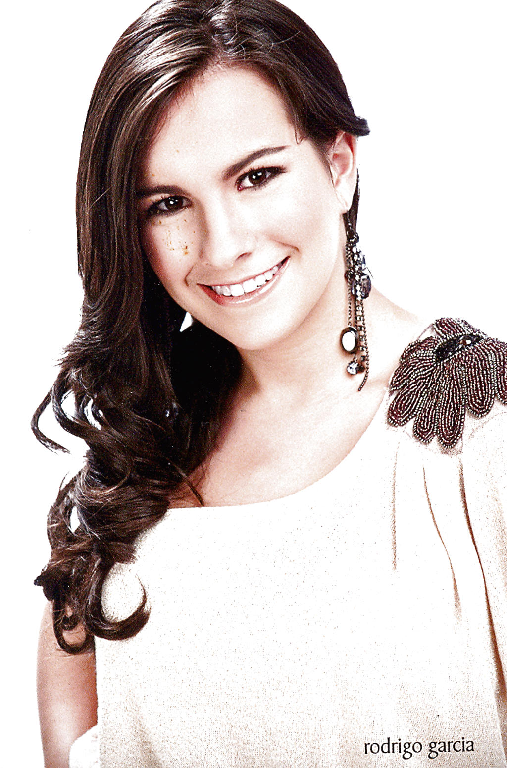 Es una de las encantadoras participantes del Festival de Debutantes 2012, que se realizará en la Terraza Mar del Sur del Club Unión el 7 de julio. Nicole Marie es hija del señor Ludwig Dillman Rodríguez y la señora Ana María García de Paredes de Dillman.