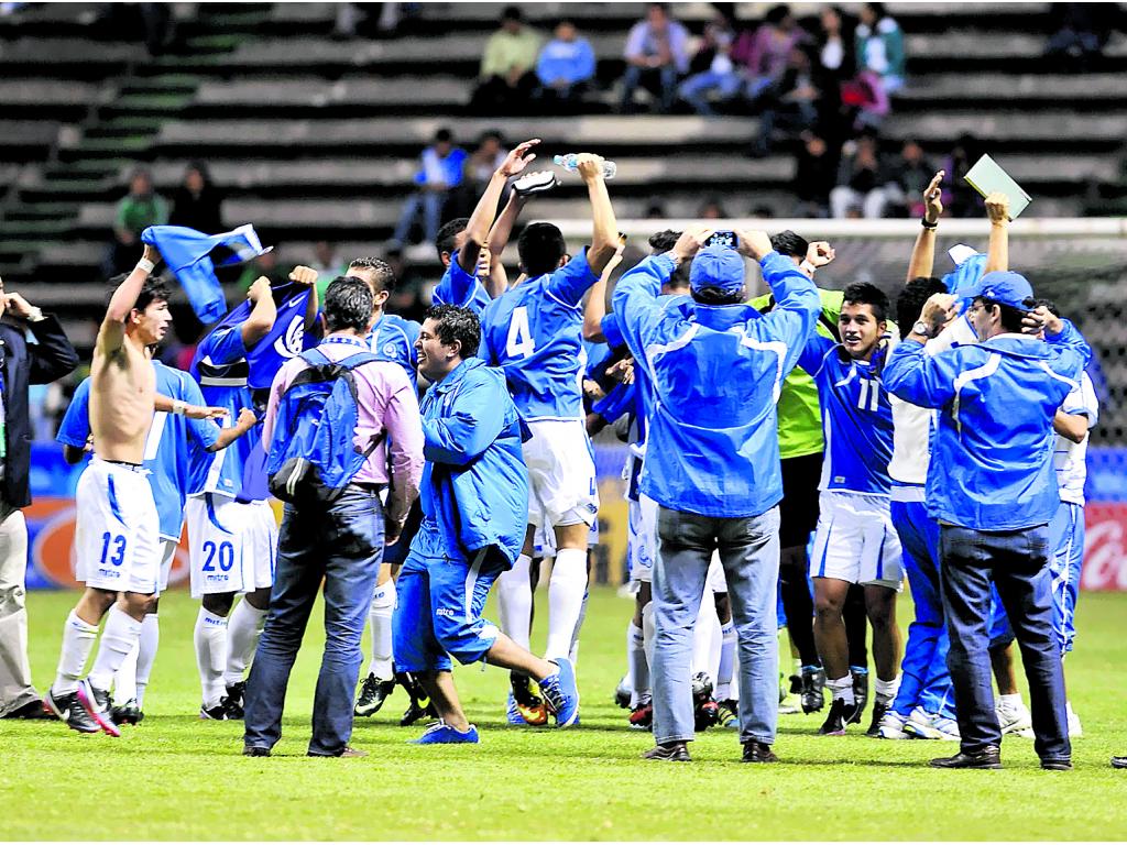 Los jugadores de El Salvador celebran su victoria de ayer de 3-1 ante Panamá, que les asegura su presencia en el Mundial de Turquía 2013.(EFE )