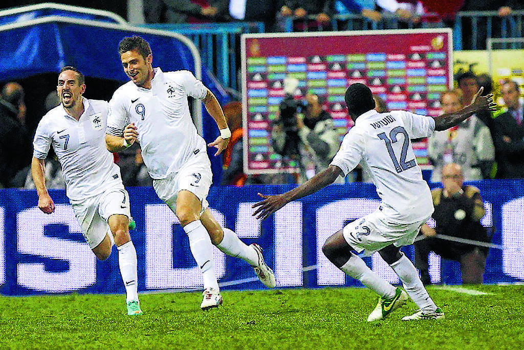 Emoción. Giroud (c) festeja el gol del empate. (EFE)