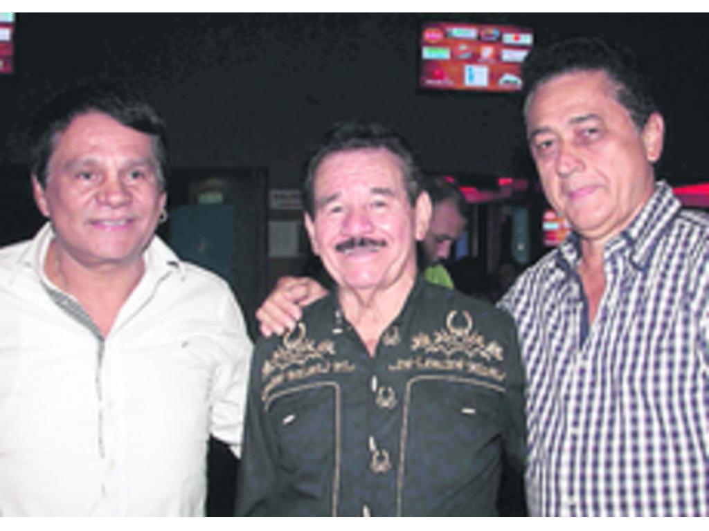 Diversas personalidades locales acompañaron al homenajeado.