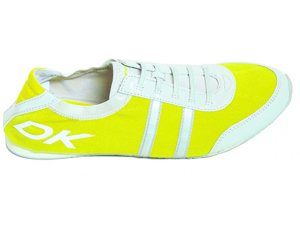 DKNY. Zapatillas para damas con tonos en neón, muy de moda.()