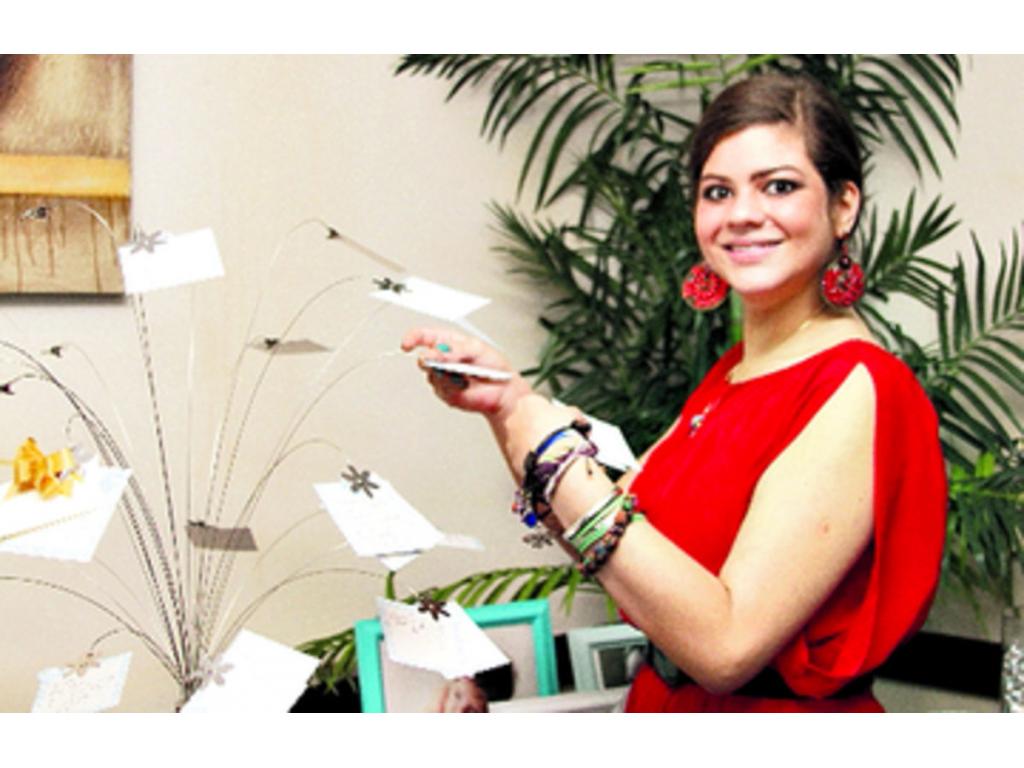 4. Sheila Phillips lleva su tarjeta al árbol de los deseos.