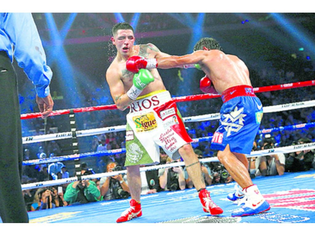 Estrategia bien definida. Pacquiao utilizó un mismo patrón durante los 12 asaltos que duró el compromiso en Macao, China: golpeaba, se movía y salía siempre hacia su derecha para evitar el contragolpe de Ríos.