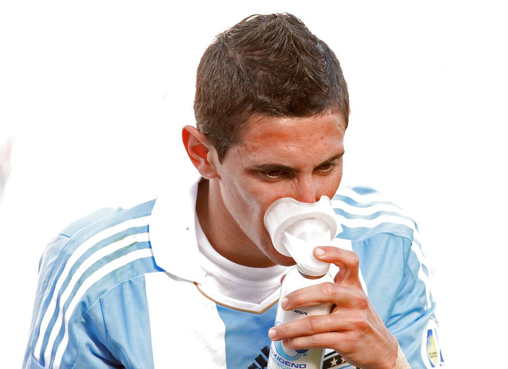 El jugador de Argentina Ángel Di María recibiendo oxígeno ante Bolivia durante el partido por las eliminatorias suramericanas al Mundial Brasil 2014.Foto/EFE.