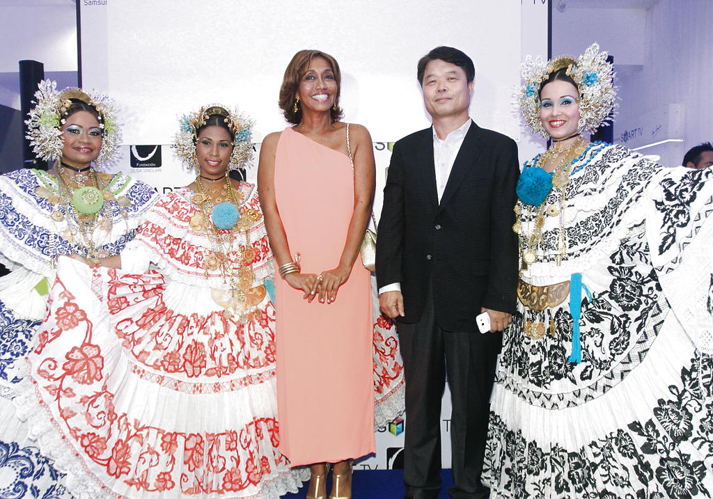 Olga Sinclair junto a Hyun Chil Hong, presidente de Samsung para Latinoamérica.(Omar Morales)