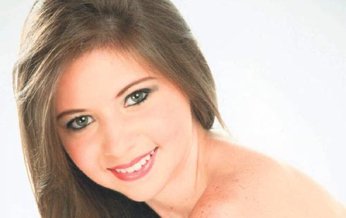 <p>Esta guapa señorita será parte del tradicional desfile que cada año da vida al Festival de Debutantes 2011, que por décadas han organizado las Damas Guadalupanas y que tendrá lugar en la Terraza Mar del Sur del Club Unión. Ella es hija del hogar formad