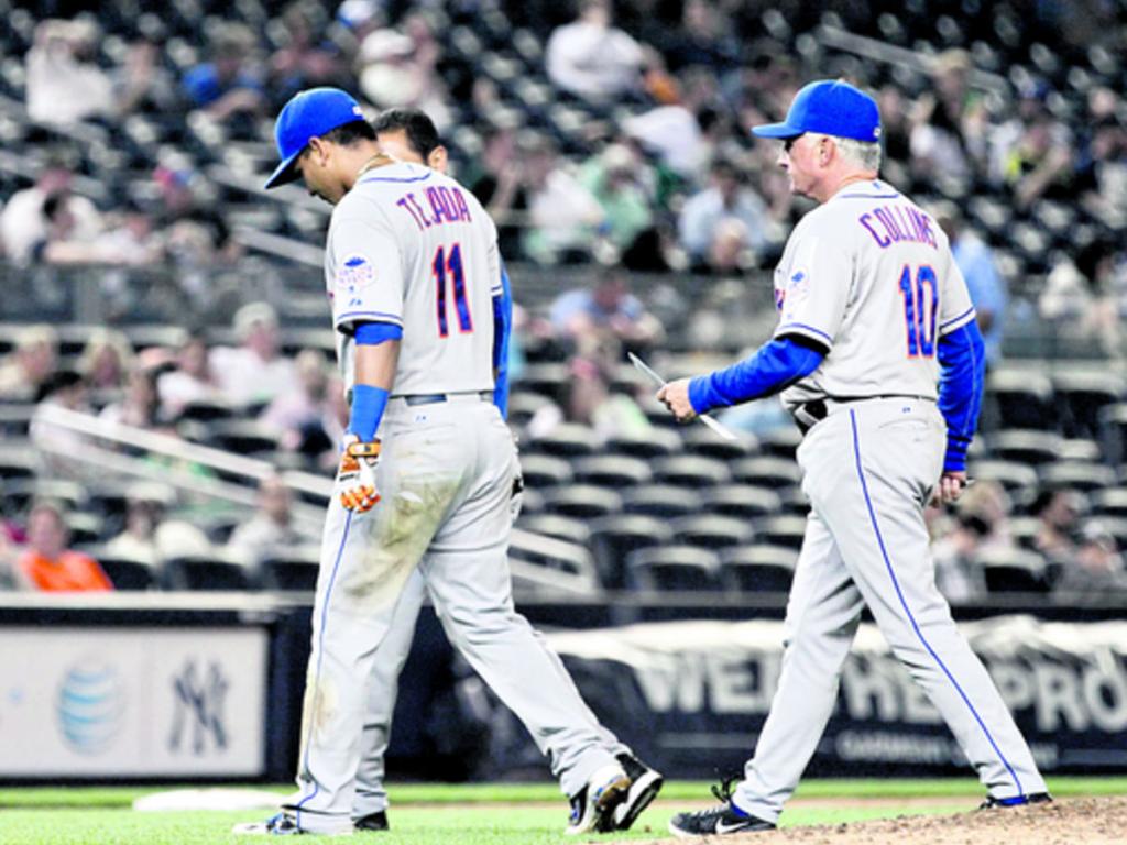 Tejada ( 11) sale del campo, tras lastimarse en un deslizamiento.(EFE)
