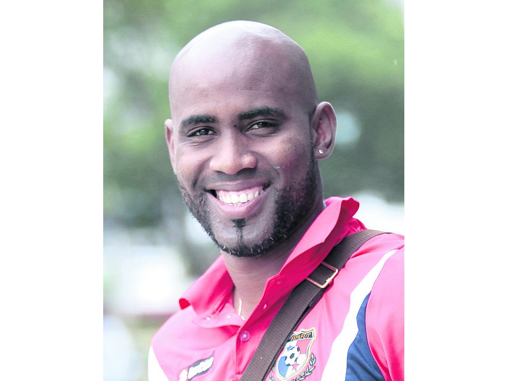 El capitán de la selección de Panamá, quien sufrió una lesión muscular en la pierna izquierda, llegará a punto para el partido contra Honduras, dijo Julio Dely.()