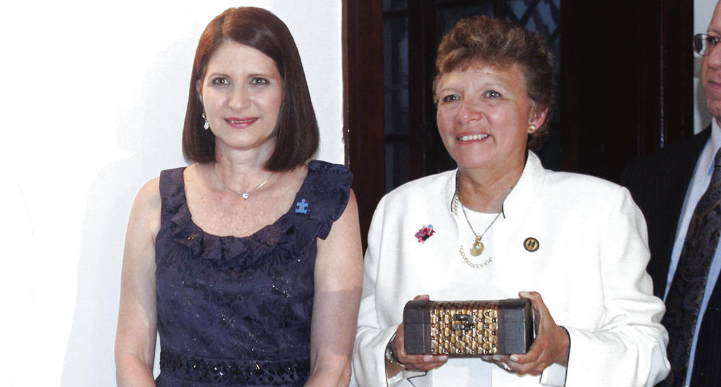 Marta Linares de Martinelli, primera dama de la República, junto a Yolanda Liliana Mayo.(Omar Morales)