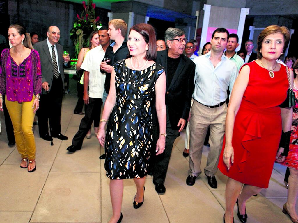 La primera dama, Marta Linares de Martinelli, durante el recorrido.()
