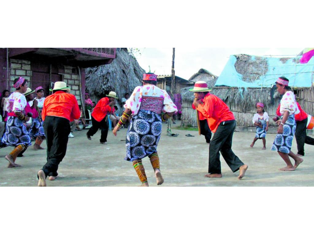 Las danzas kunas son del deleite de los visitantes que llegan a este punto turístico de Panamá.(hotelempanama.jpg)
