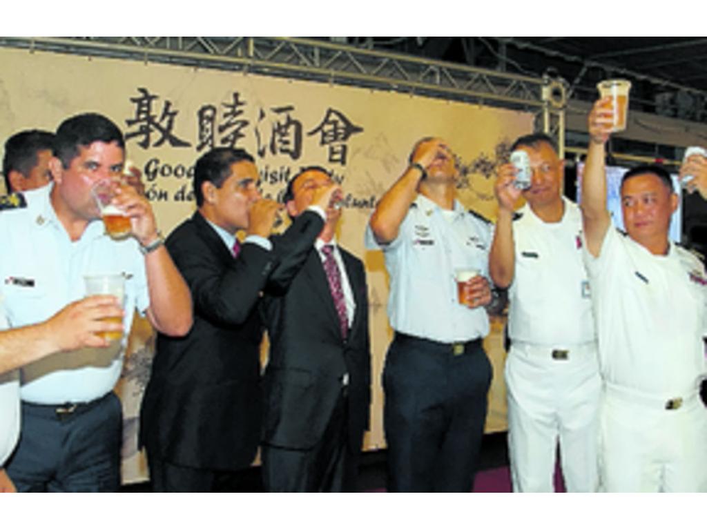 4. Brindis en honor a contralmirantes.