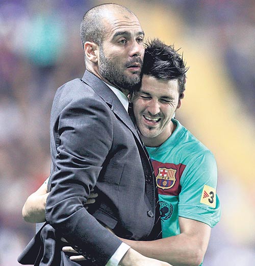 <p>Felicidad. El entrenador del Barça, Josep Guardiola (izq.), abraza al delantero David Villa.</p>