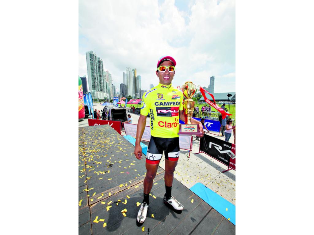 3. José Rodríguez levanta su trofeo de campeón del tour ciclístico.