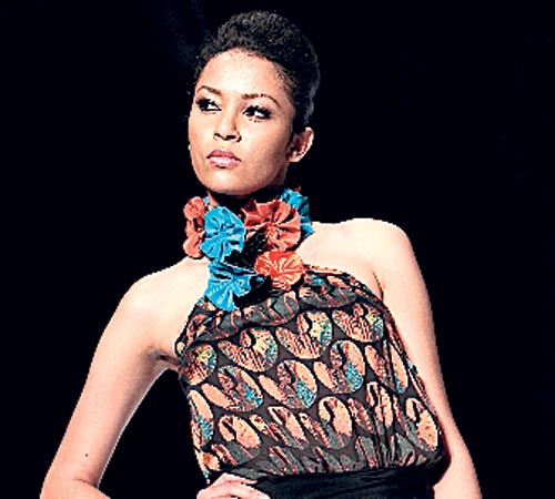 <p>"Halter" combinado con flores de tela en el cuello.</p>
