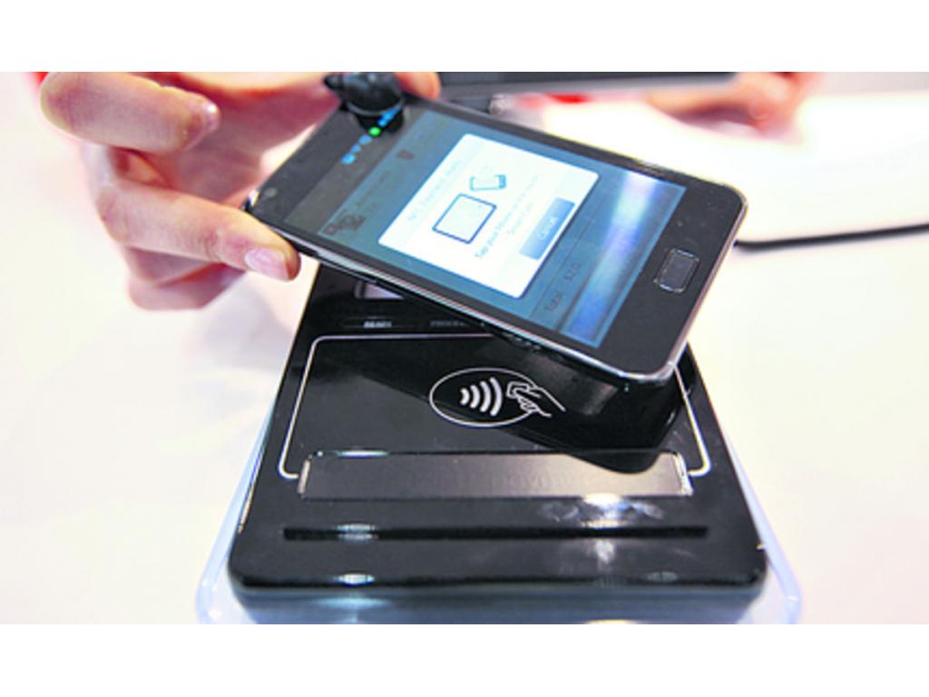 Tecnología NFC permite hacer pagos acercando el celular al equipo.(Bloomberg)