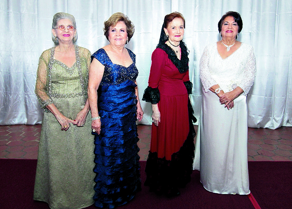Elegancia. Las exreinas llevaron su garbo al evento.()