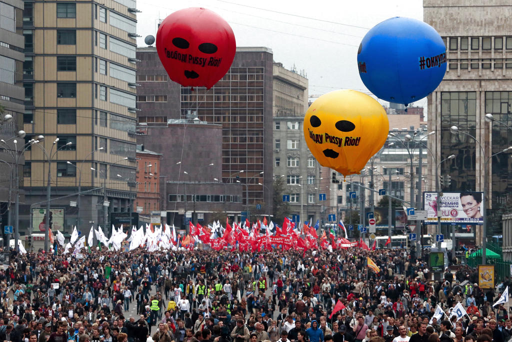 Miles de manifestantes marcharon por el centro de Moscú el sábado en el primer rally mayor en tres meses contra el presidente Vladimir Putin. Foto/AP<br>