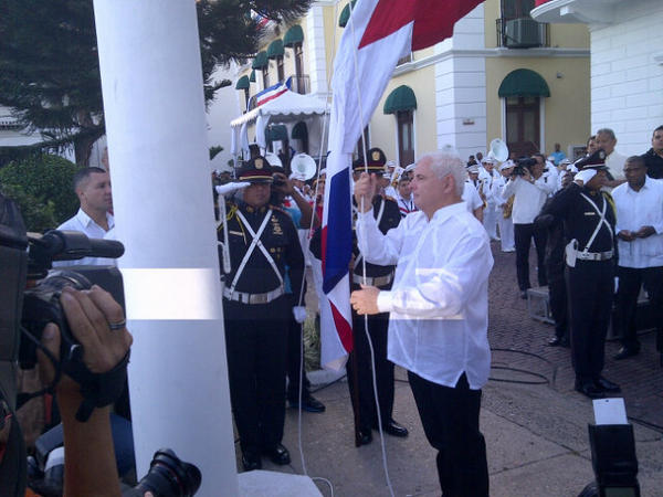 El mandatario iza la bandera este 3 de noviembre. Cortesía Presidencia.<br>
