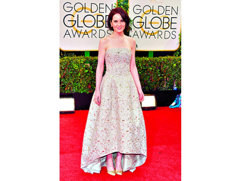 Michelle Dockery. Se destacó en la alfombra roja con un espectacular vestido en tono champán con fina pedrería y escote palabra de honor del veterano de la moda, Óscar de la Renta. También, quiso llevar el corte asimétrico y el inmortal estilo high low.