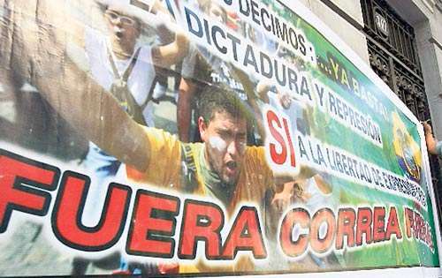 <p>Disgusto. Protesta en la embajada de Ecuador en España.</p>