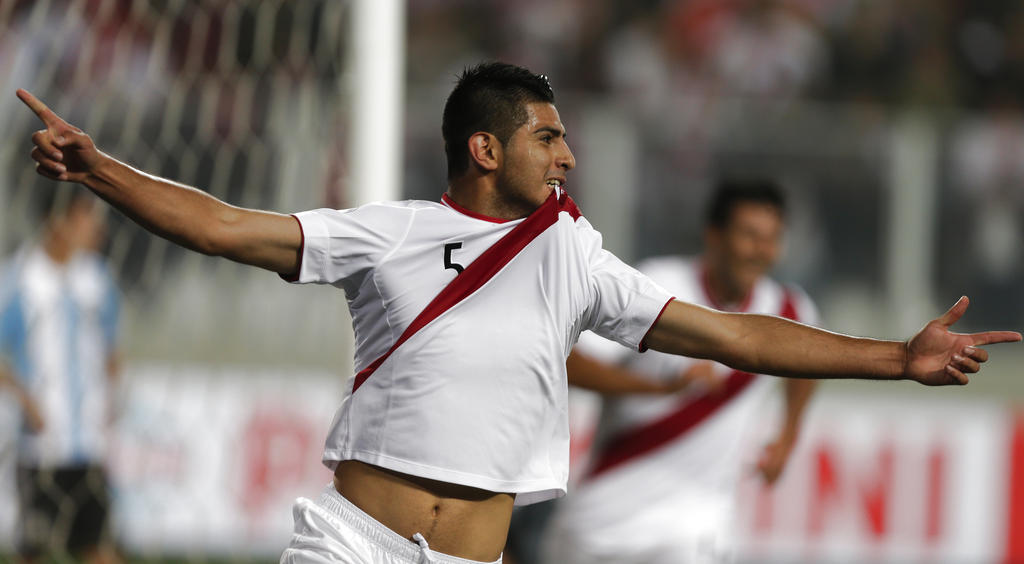 El jugador peruano Carlos Zambrano celebra el gol ante Argentina. Foto/AP<br>