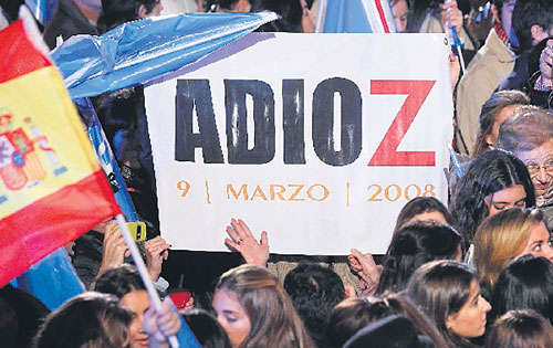 <p>Sentir. Simpatizantes del PP le dicen adiós a Zapatero.</p>