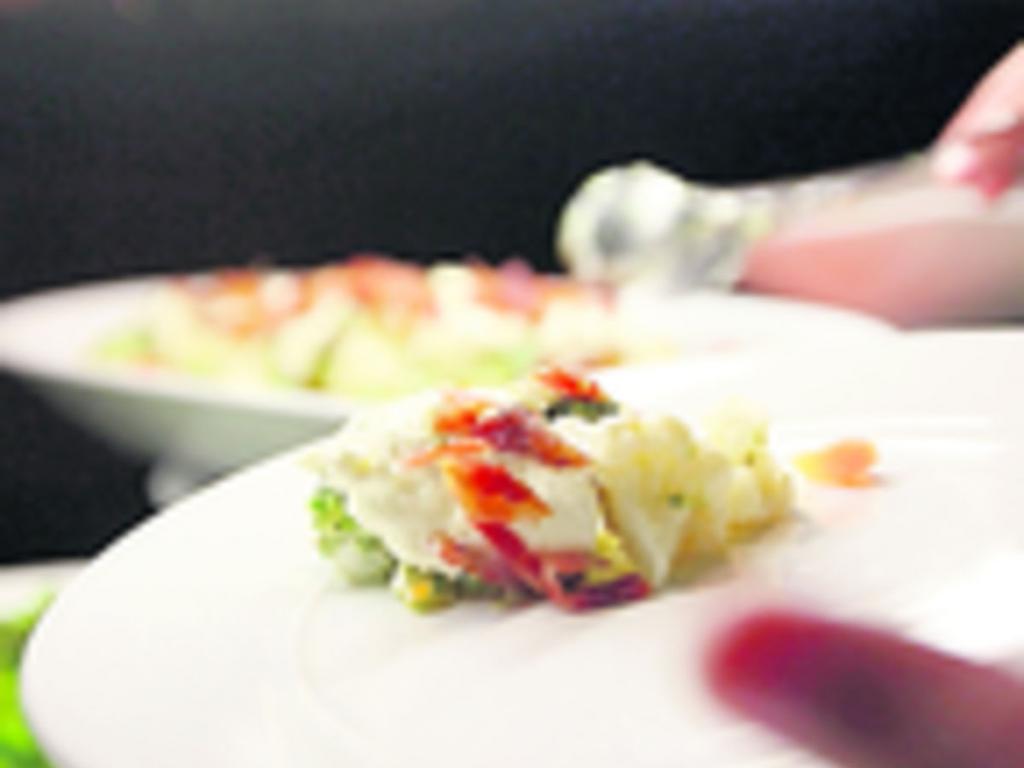 Delicias de la cocina mediterránea. Bufé todos los mediodías; bar abierto a todo público con noches temáticas. Espacio elegante y confortable para comer.