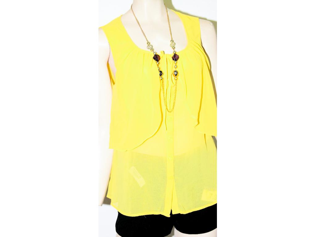Esta moda no siempre tiene que revelar cada centímetro del cuerpo, llevarla entre pliegues te ayudará a ser discreta. Esta blusa amarilla con manga corta lleva detalles de vuelo. Si eres un poco rellenita, entonces, puedes usar este estilo de blusa con t