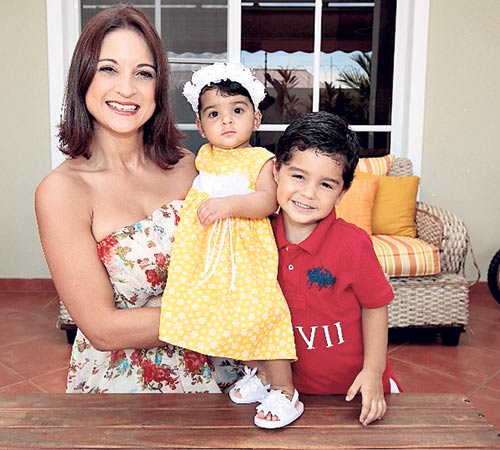 <p>Madre. Con sus pequeños José Daniel y Mía Sofía.</p>