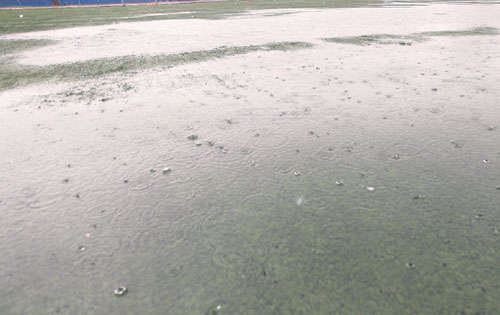 <p></p><p>Inmensos. Son los charcos de agua que se forman en el césped sintético.</p>