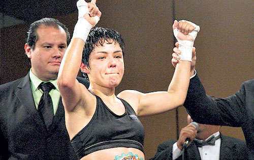 <p>Guerrera. Nava ha sido campeona gallo y supergallo. </p>