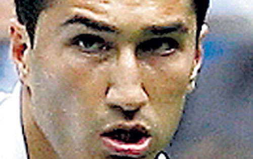 <p>Aunque se le notó la falta de ritmo, al volante turco le sobró personalidad para mover al Real Madrid. Suplió bien al sancionado Xabi Alonso.</p>