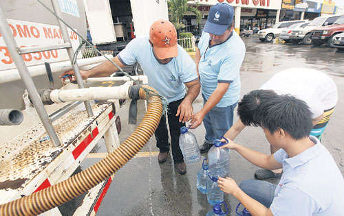<p>Contingencia. El IDAAN colocó carros cisterna en más de cinco puntos para distribución de agua en la ciudad.</p>