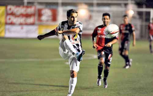 <p>Versátil. El jugador del Tauro, Johan Melo, está listo para medirse al Sporting.</p>