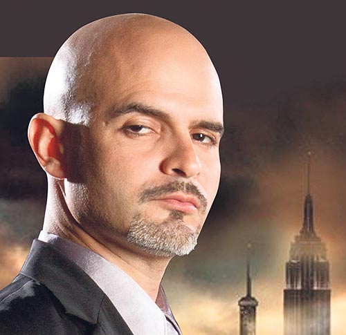 <p>Meneses es guapo y muy rudo. Es uno de los mafiosos de Camaleón.</p>