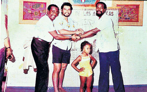 <p>Amigos. Durán (c) junto a su gran maestro Plomo.</p>