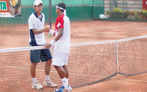 <p>Amistad. Walner estrecha la mano de su rival. </p>