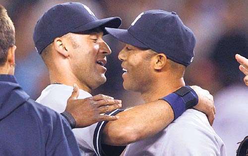 <p>De leyenda a leyenda. Dereck Jeter felicita a Mariano Rivera.</p>