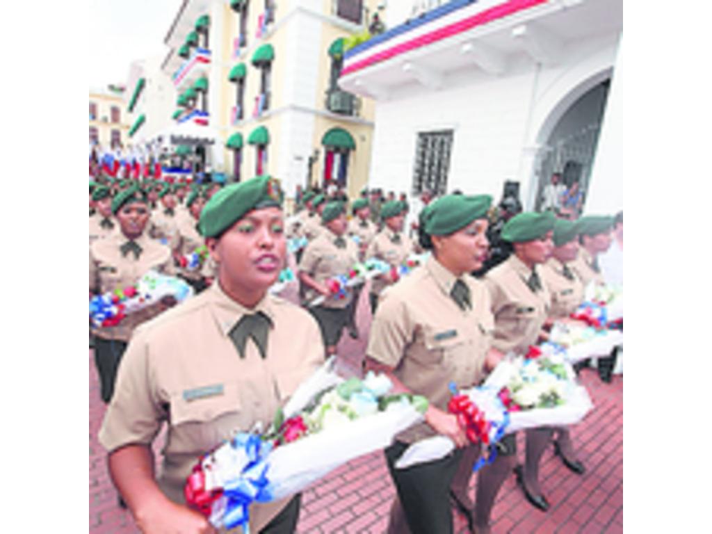 2. Senafront se armó de ramos de rosas roja y blanca.