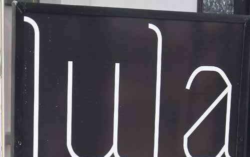 <p>Lula by Darna, tiene exactamente un año de estar en Panamá. Su diseño mezcla materiales rústicos de aspecto industrial con lujosos detalles y la exhibición de obras de arte de galerías como A priori y otras más.</p>