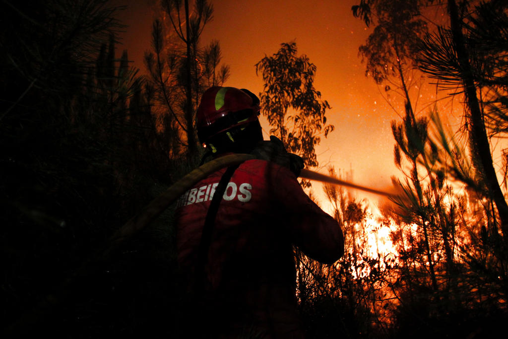 A firefighter works to douse the fire in Ribeira do Farrio, near Ourem, Portugal. Foto/AP<br>