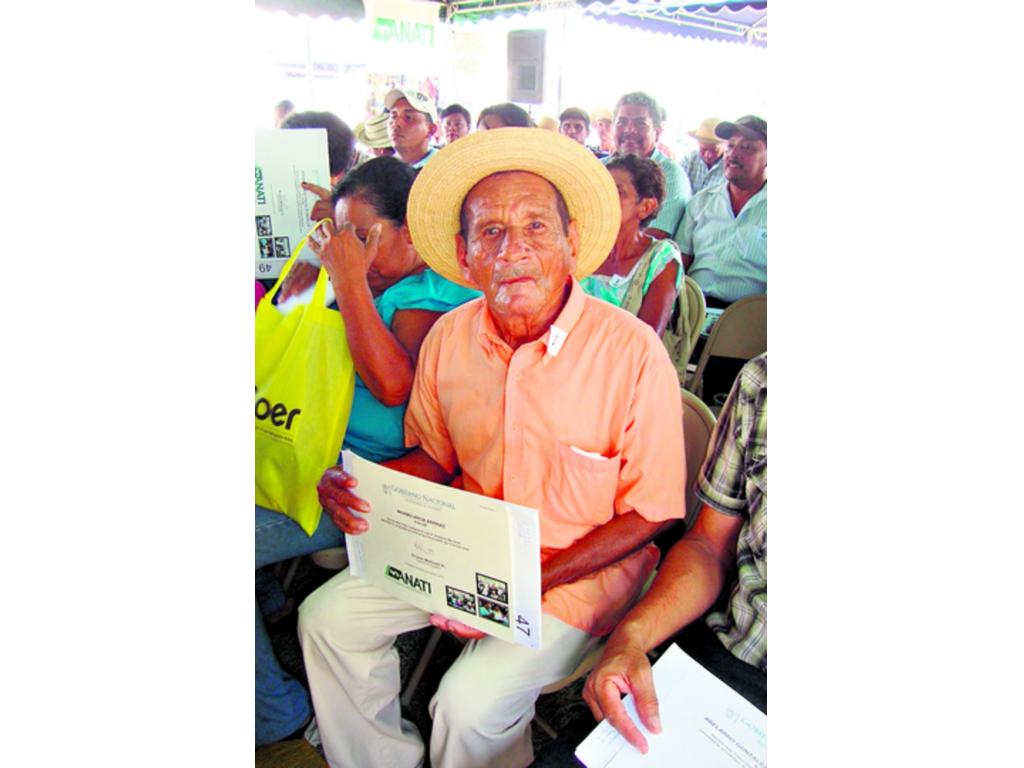 Los coclesanos esperaron pacientes para recibir sus títulos.(Elena Valdez)