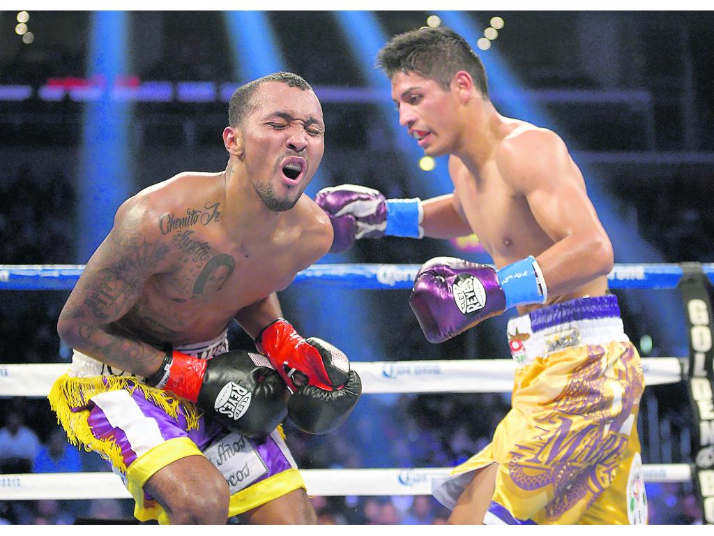 Pleito. Chemito Moreno recibe un golpe ilegal de Mares.(AP)
