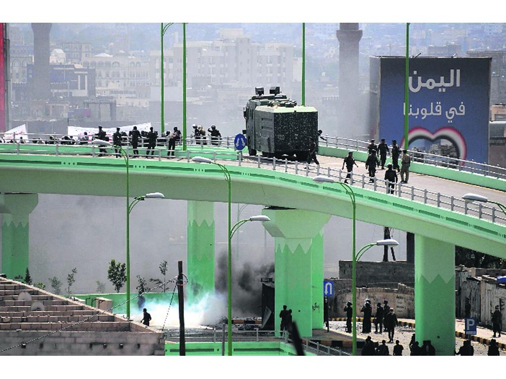 Los yemeníes fueron repelidos con gas.(EFE)