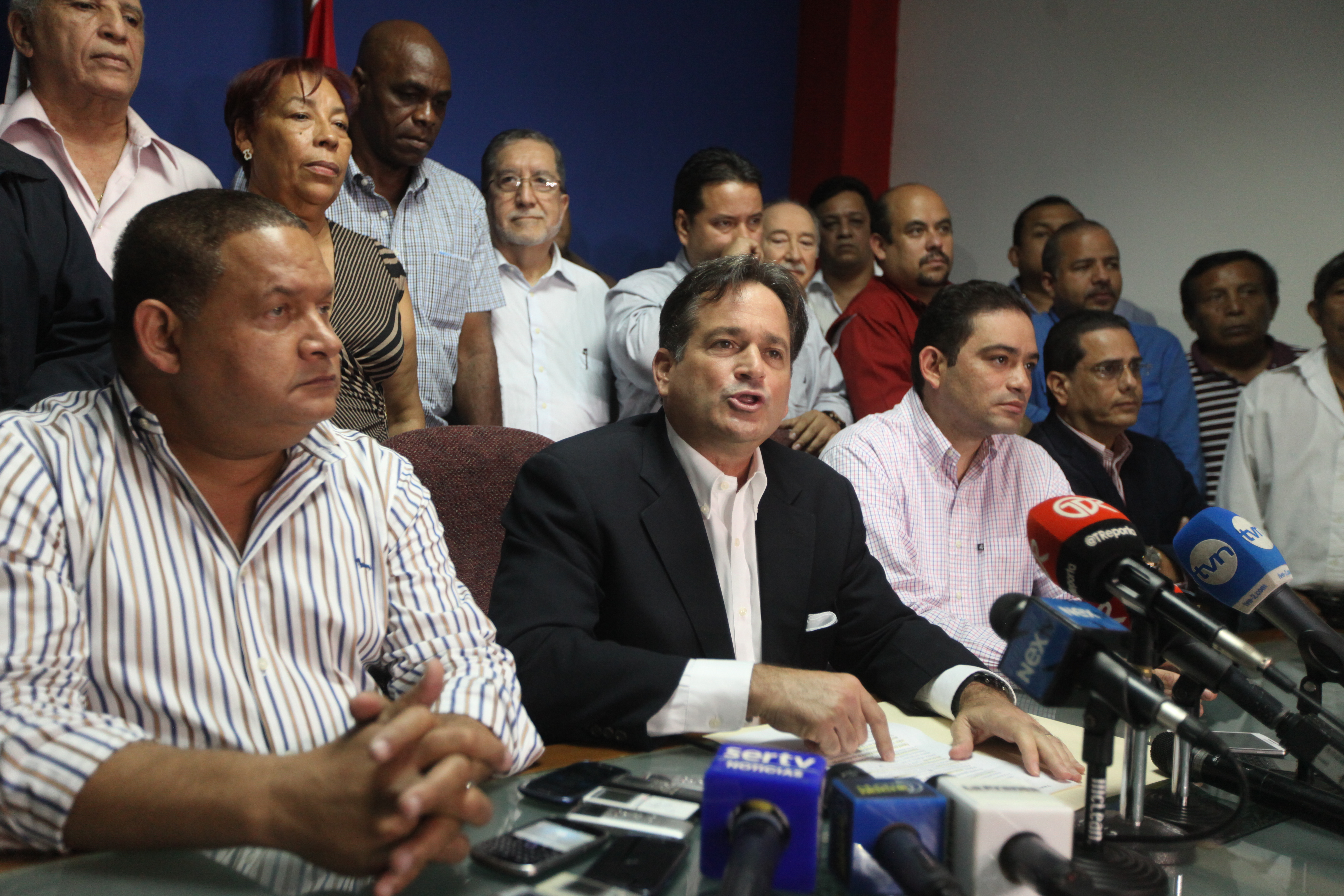 El candidato presidencial por el PRD, Juan Carlos Navarro, fue
acompañado por la junta directiva del colectivo para anunciar que irán
sin alianza a las elecciones de 2014.(Carlos Lemos)