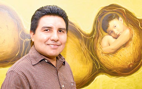 <p>Joven pintor. Habrá arte del artista kuna Lucio Kansuet.</p>