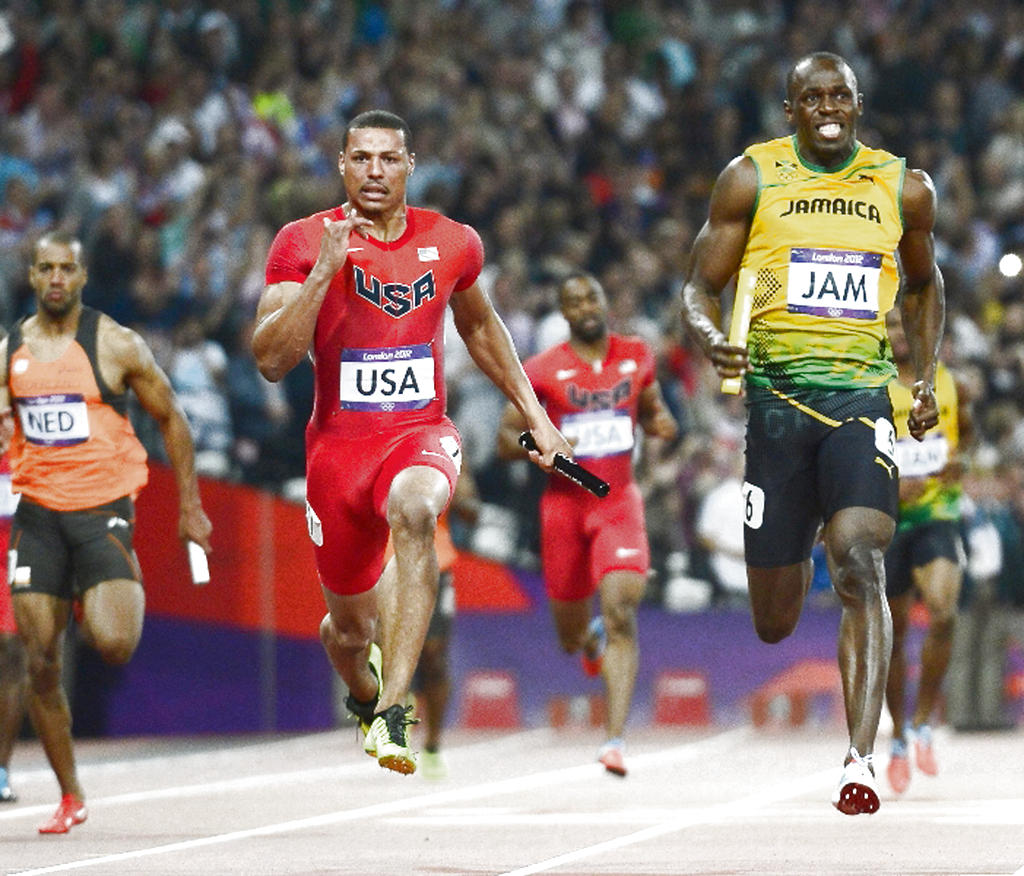 Fácil. Bolt (dcha.) le sacó un cuerpo de ventaja a Bayley.(EFE)