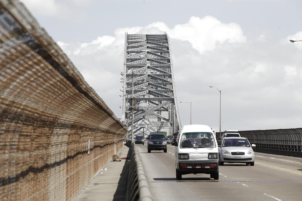 La vía hacia el puente de Las Americas, será cerrada este domingo debido a la celebración del Ironman 70.3.Foto/Archivo.<br>