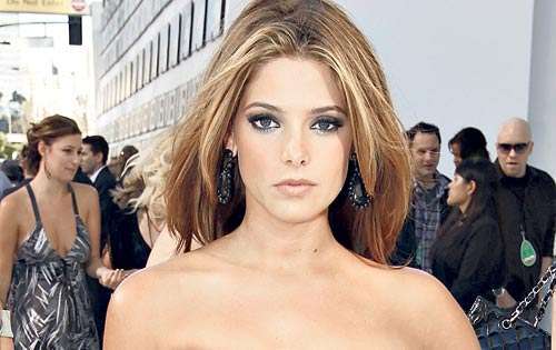 <p>Ashley Greene muy sencilla y elegante de blanco y negro con un cinturón que marcó su figura. </p>